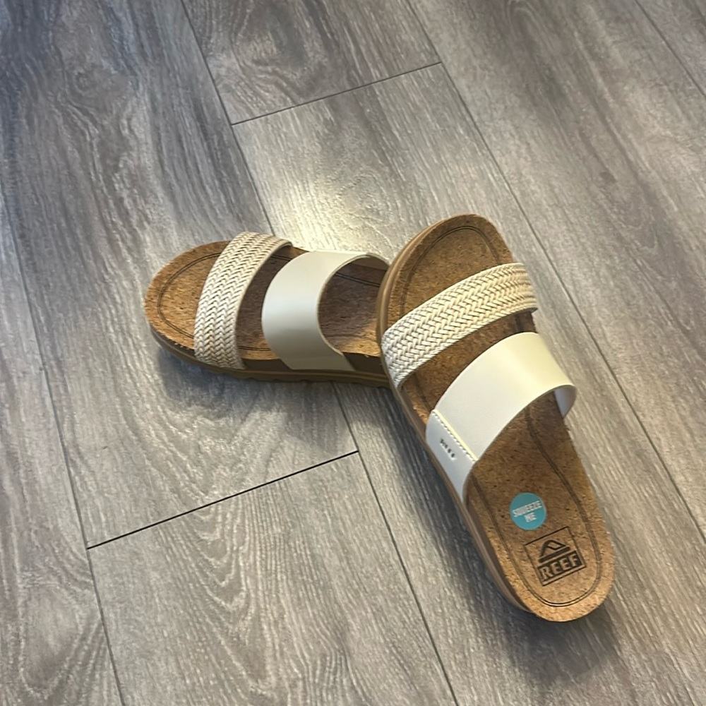 Never worn reef brand super comfortable sandals🏖️